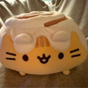 Cinnamon Roll Pusheen Plushie